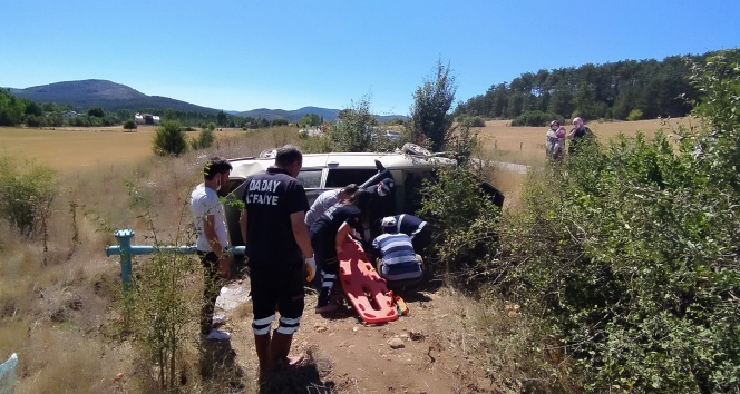 Yoldan çıkan otomobil şarampole uçtu: 3 yaralı