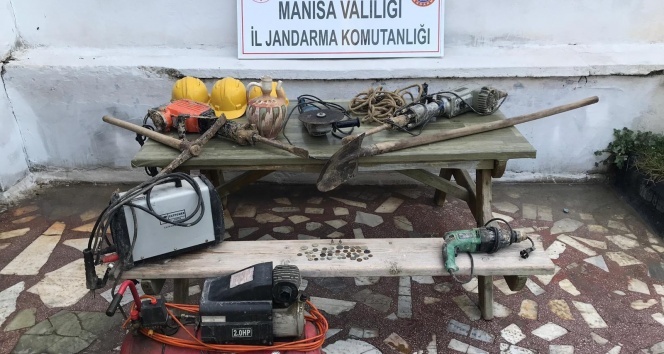 Defineciler evin bahçesinde 17 metrelik çukur kazdı
