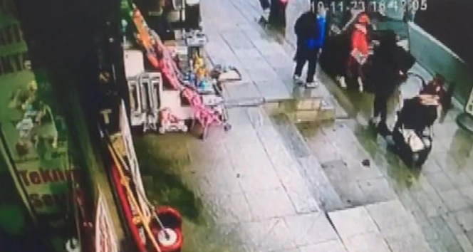 Kontrolden çıkan araç kaldırımdaki yayaların arasına daldı