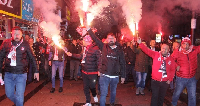 Sivassporlu taraftarlardan hakemlere yürüyüşlü tepki