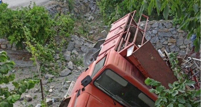 Freni patlayan kamyonet evin bahçesine girdi