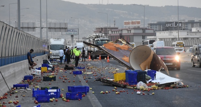 İzmir’de kamyonet kaza yaptı; kasasındaki sebze ve meyveler yola saçıldı