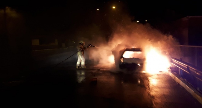 Alev topuna dönen otomobilden sürücüyü itfaiye çıkarttı