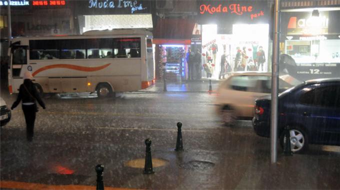 Antalya şiddetli yağmura teslim Antalya şiddetli yağmura teslim