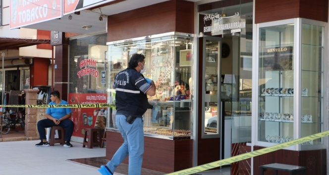 Polis kıyafeti giyen soyguncu, kuyumcuyu soydu Polis kıyafeti giyen soyguncu, kuyumcuyu soydu